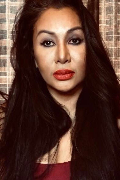 Fe GingGing Hyde backdrop