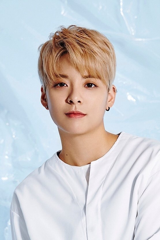 Amber Liu backdrop