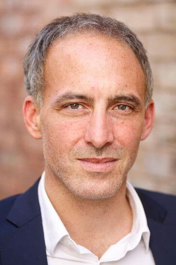 Raphaël Glucksmann backdrop