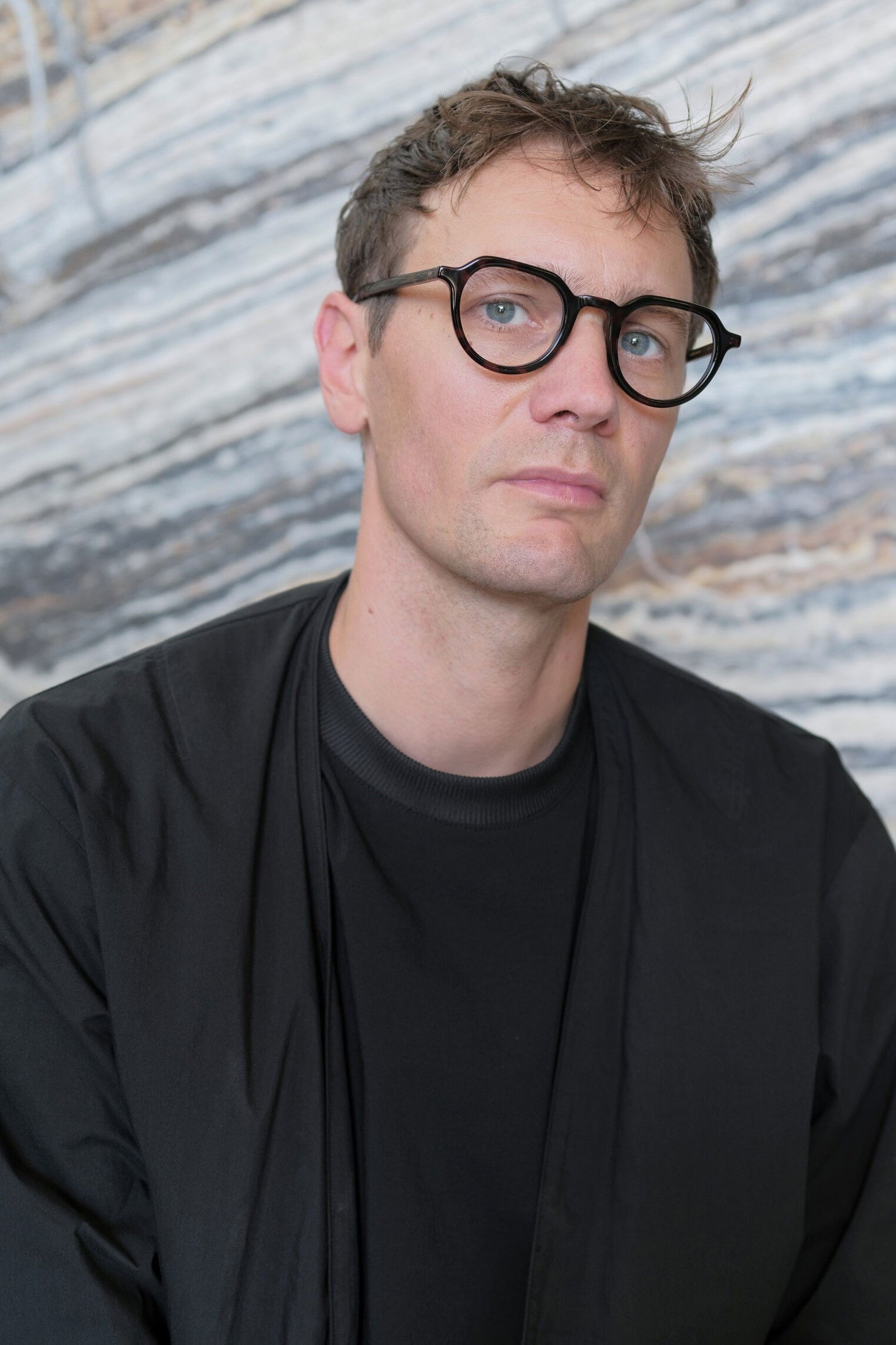 Léo Favier backdrop