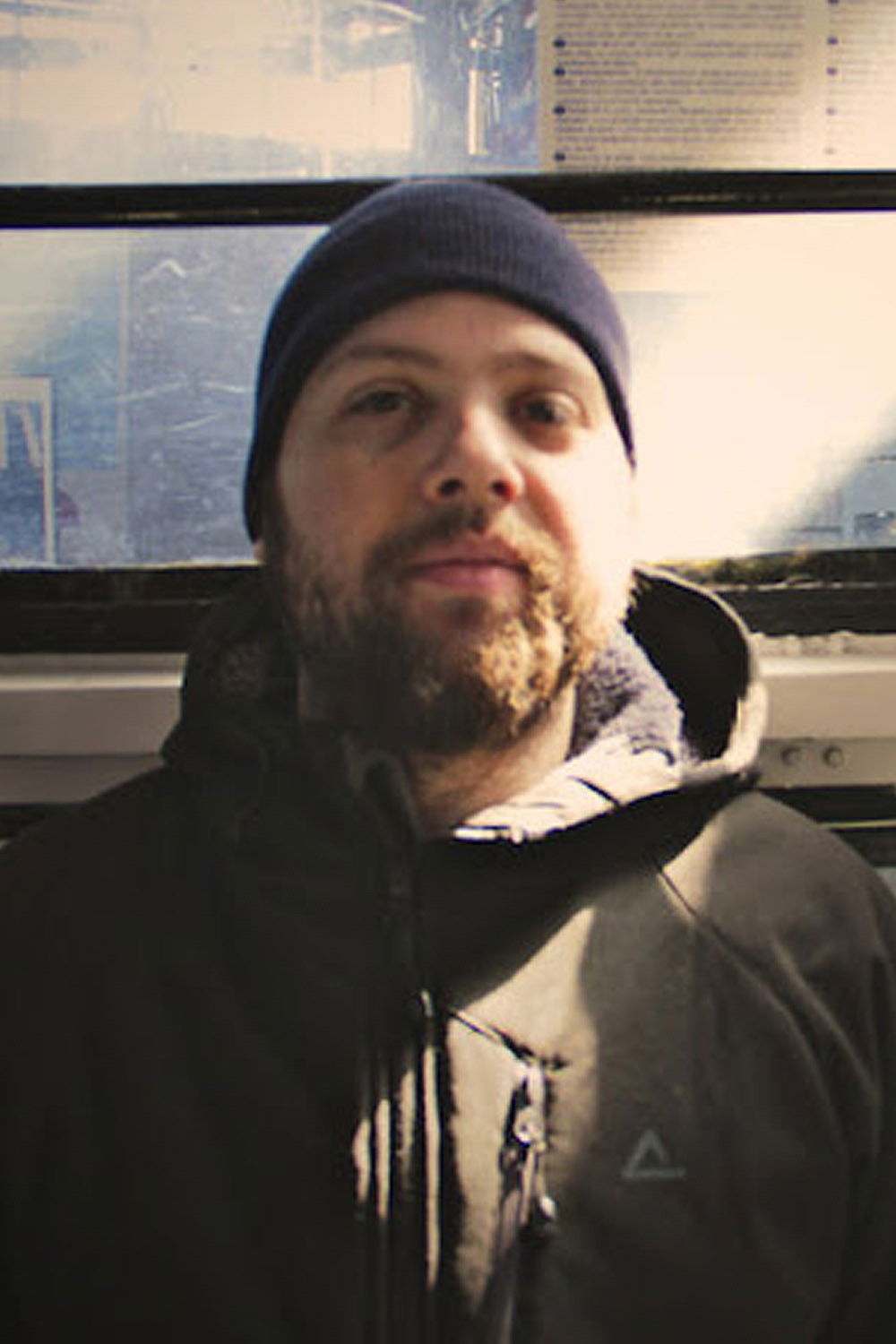 Óscar Girón backdrop