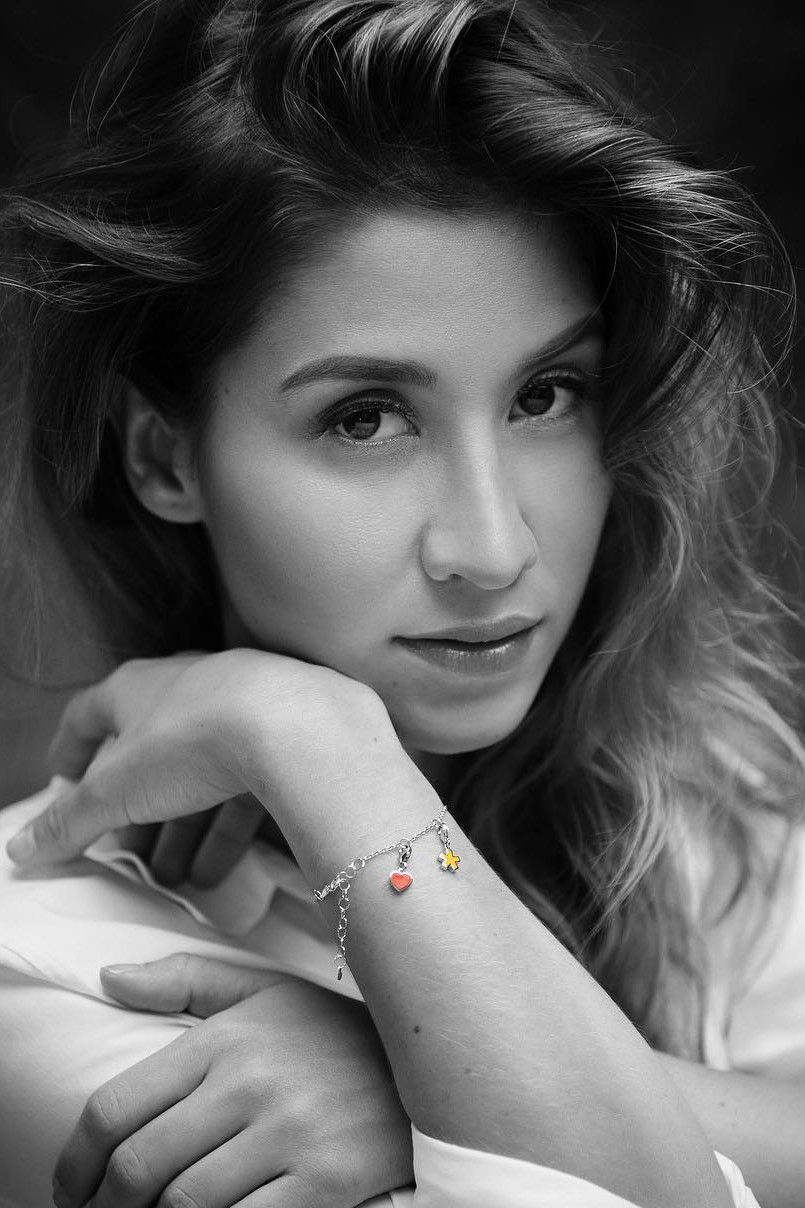 Millane Fernandez backdrop