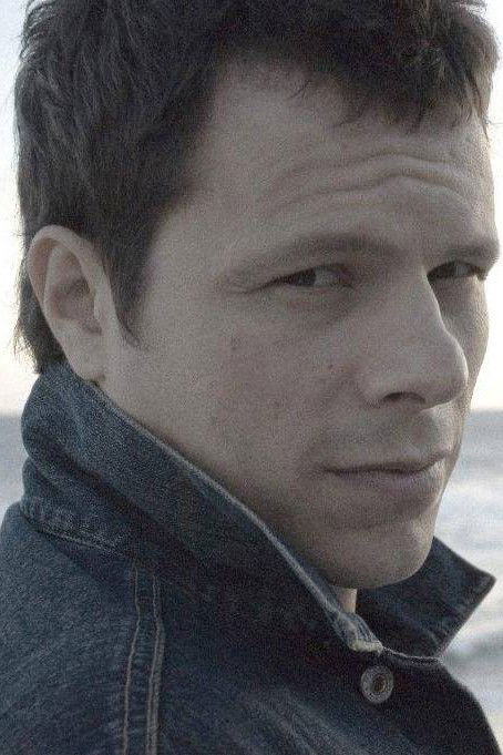 Toni Platão backdrop