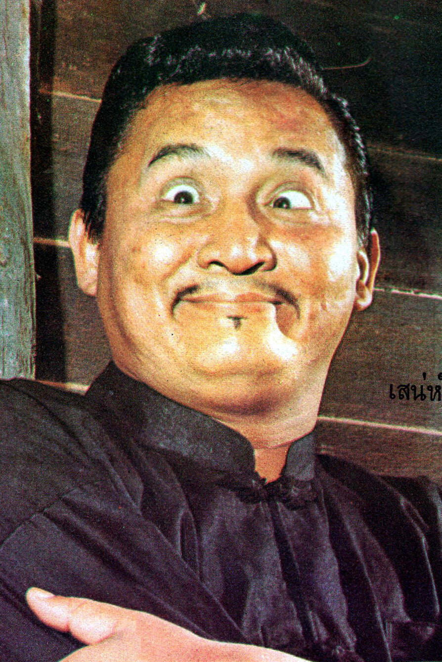 Seni Komarachun backdrop