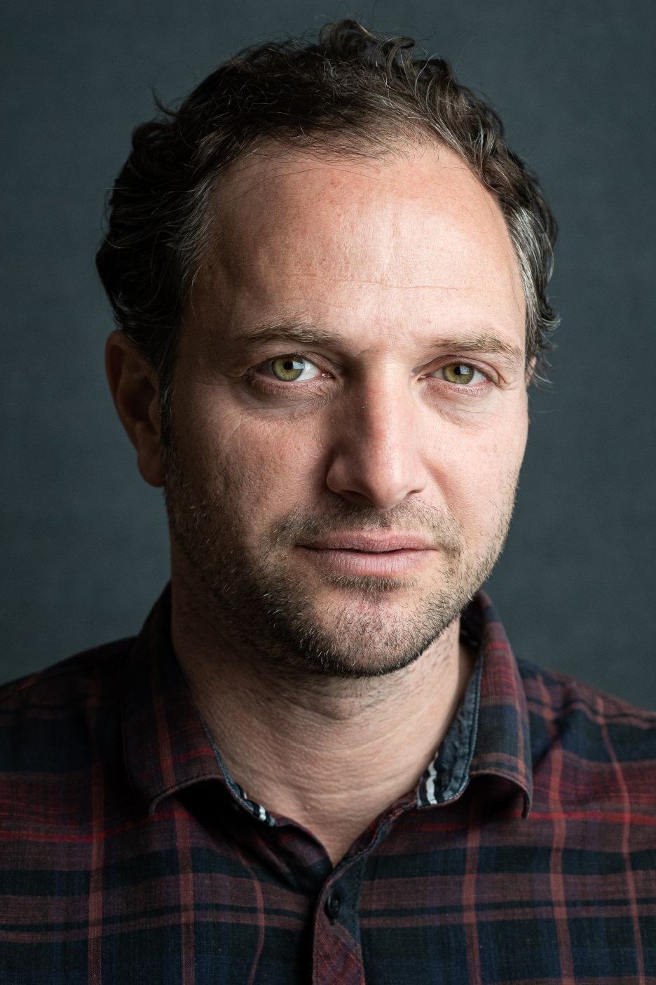 Saro Emirze backdrop