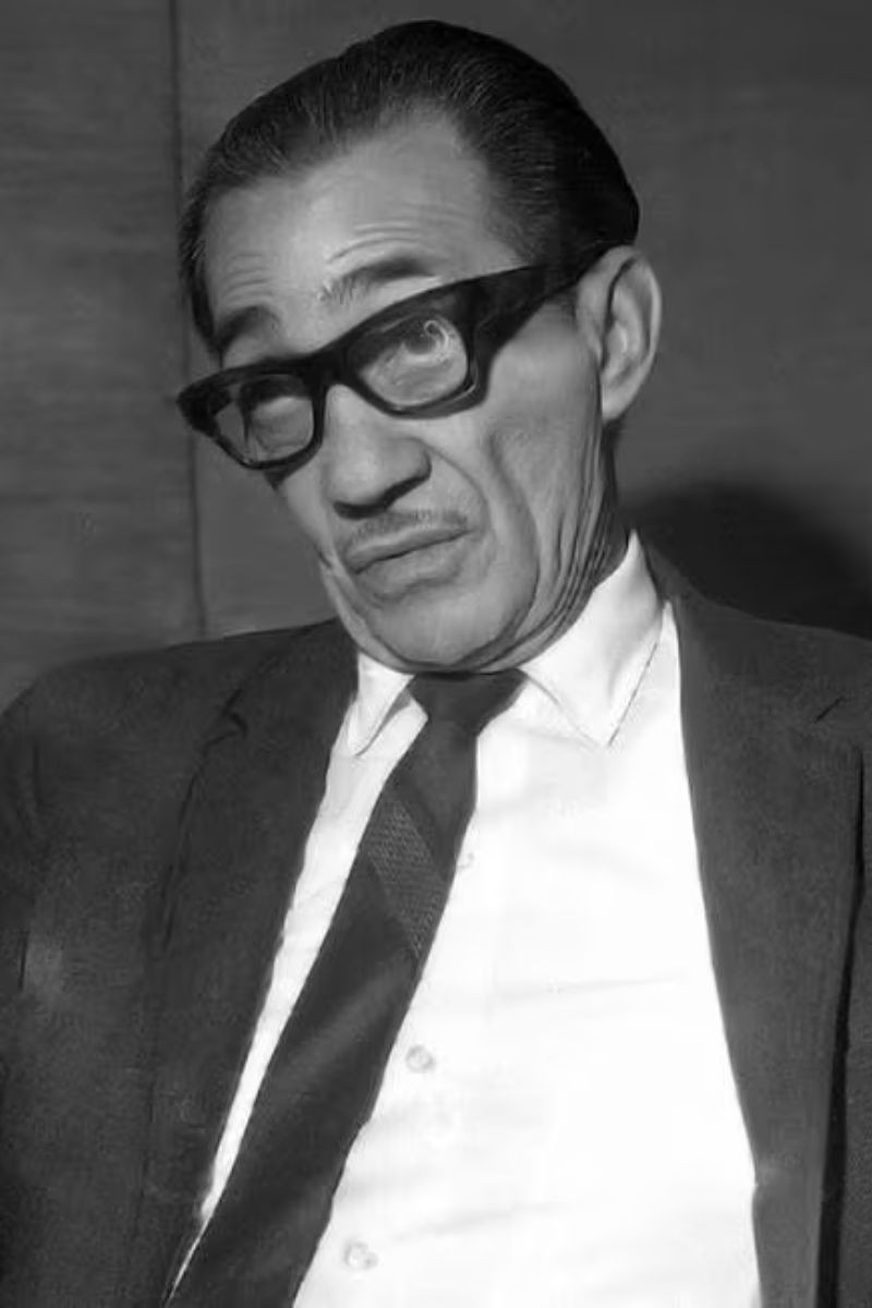 Leopoldo Fernández backdrop