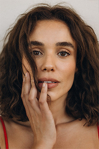 Juliane Araújo backdrop