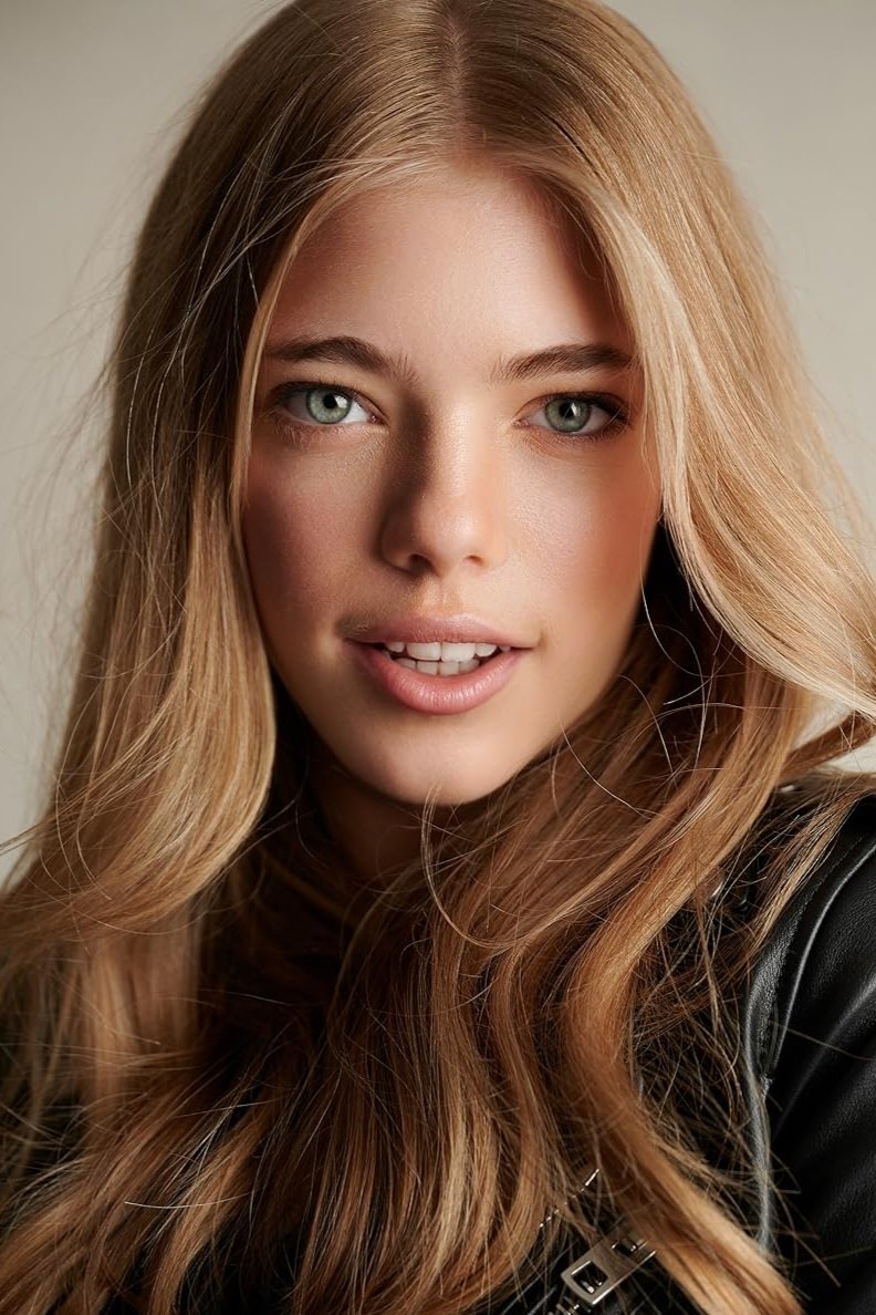 Elle McKinnon backdrop