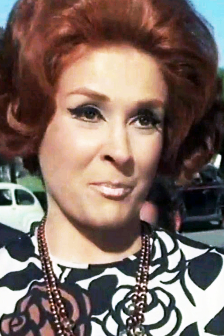 Mónica Grey backdrop