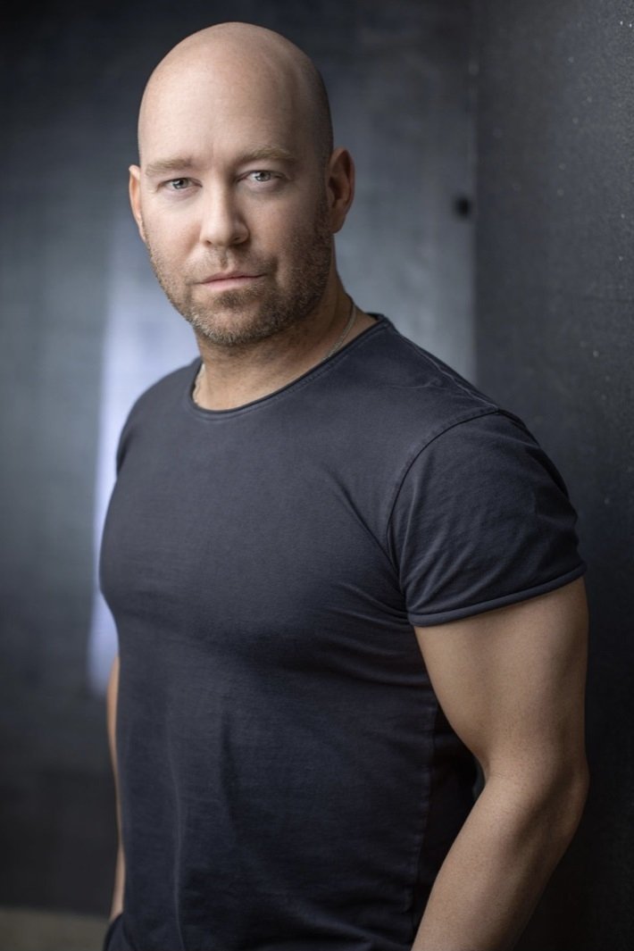 Andrë Koglan backdrop