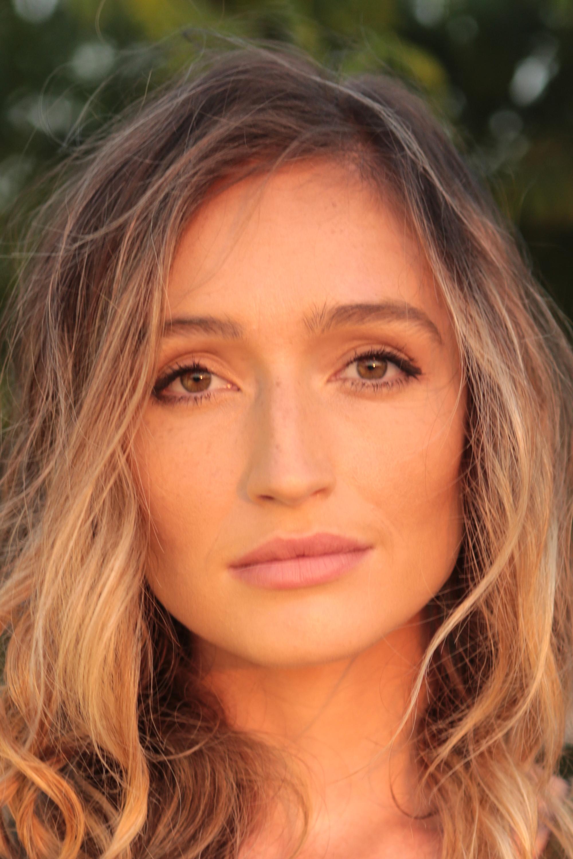 Essa O'Shea backdrop