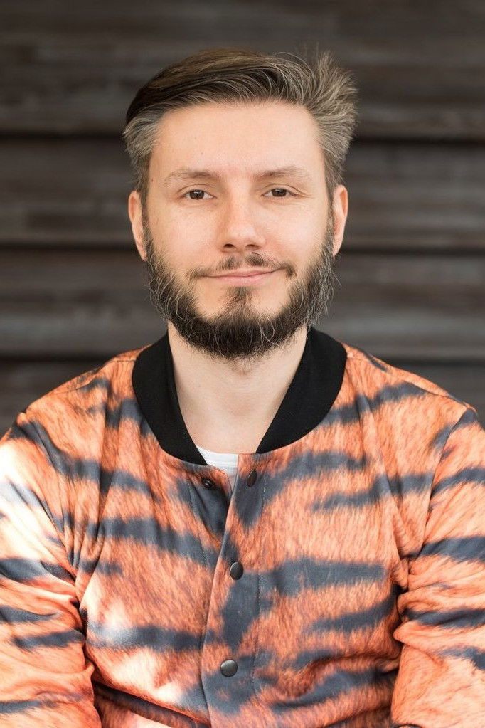 Andrei Tănase backdrop