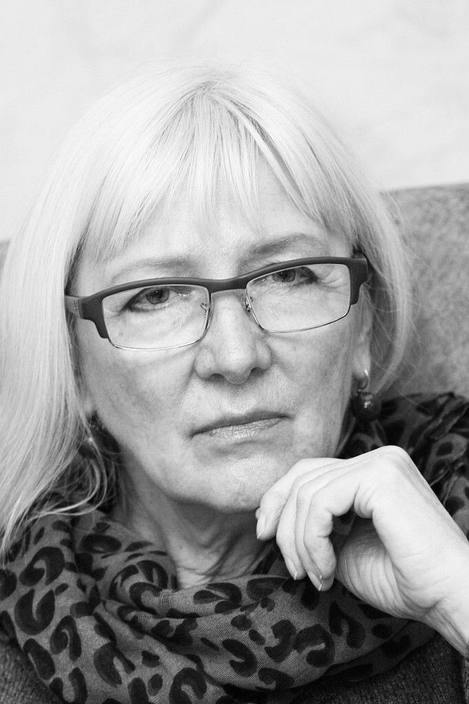 Lūcija Ločmele backdrop