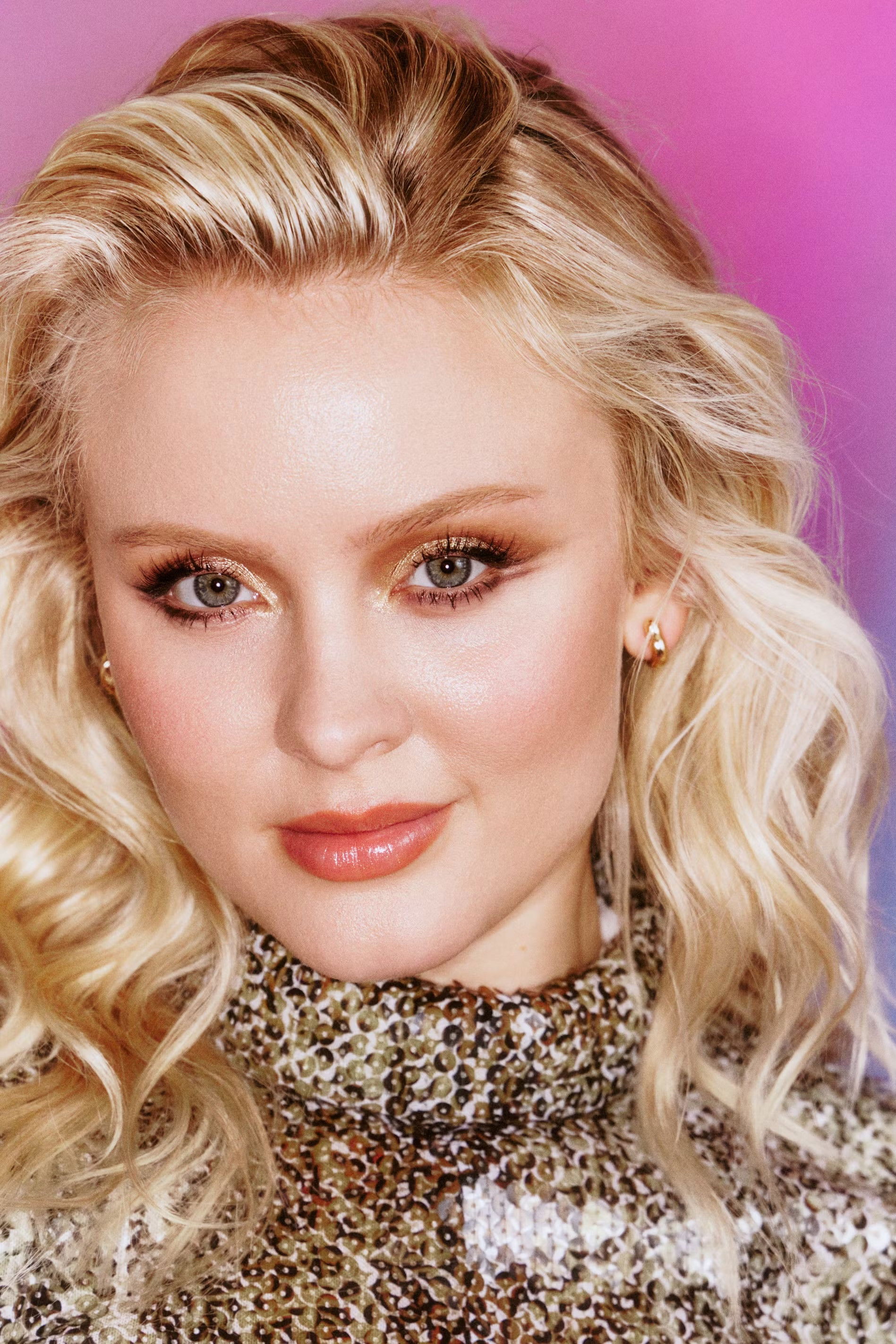 Zara Larsson → Zara Larsën backdrop