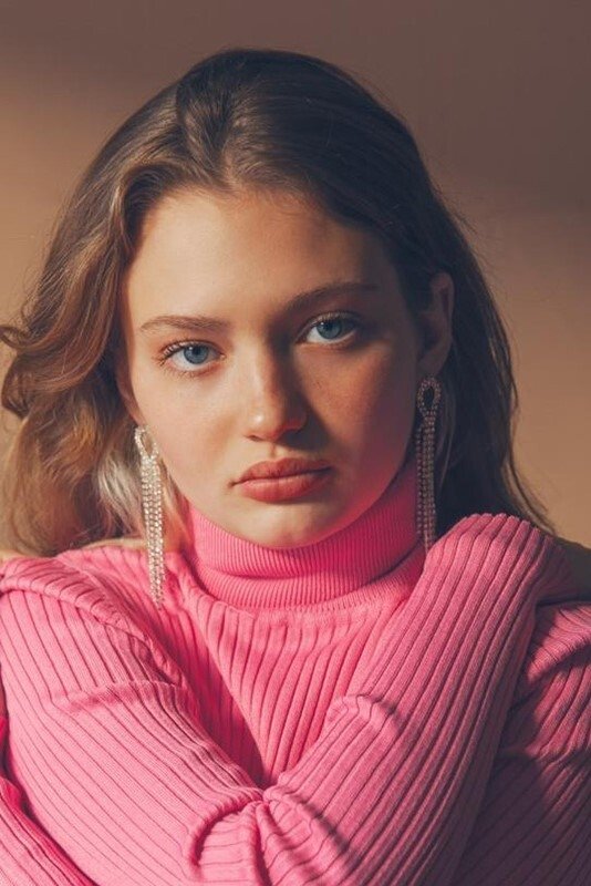 Majlin Dybua backdrop