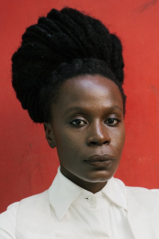 Isabél Zuaa backdrop