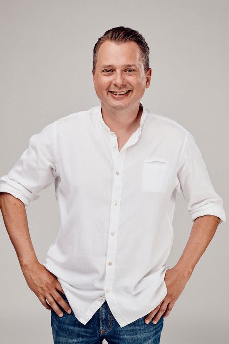 Dejan Krupić backdrop