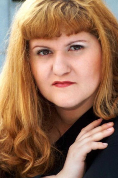 Claudia Susanu backdrop