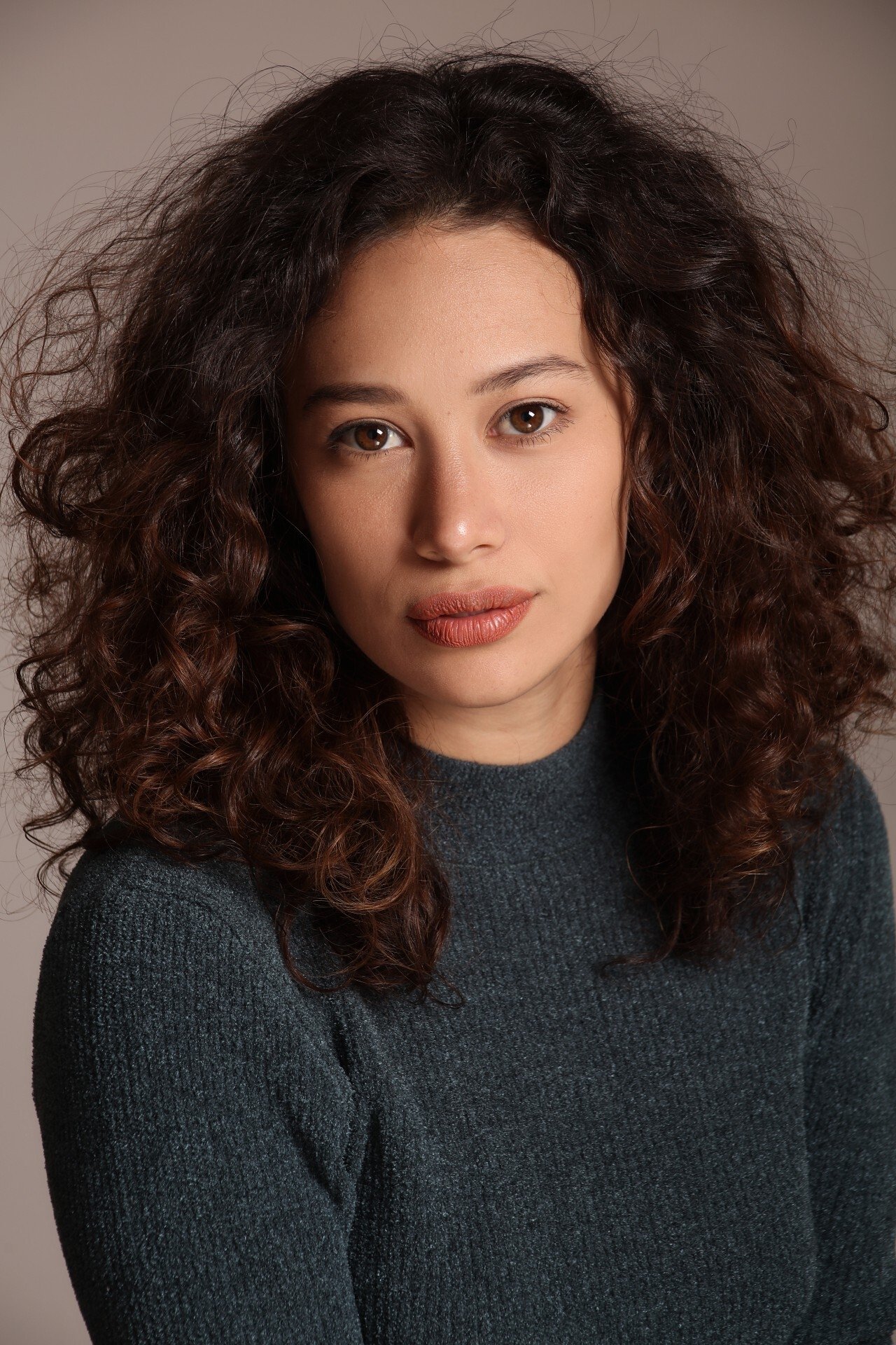 Daniela Bueno backdrop