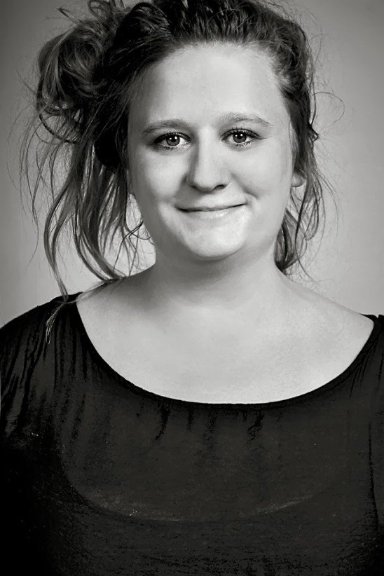 Nóra Rainer-Micsinyei backdrop