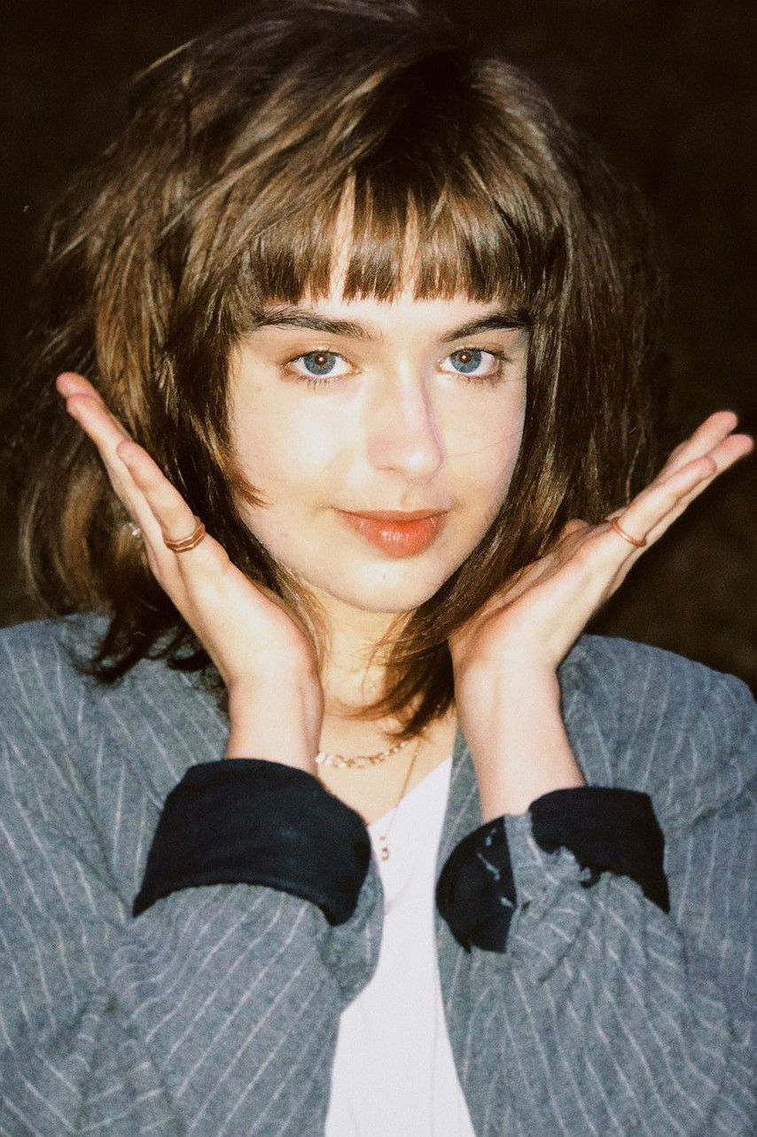 Isabella Moreira backdrop