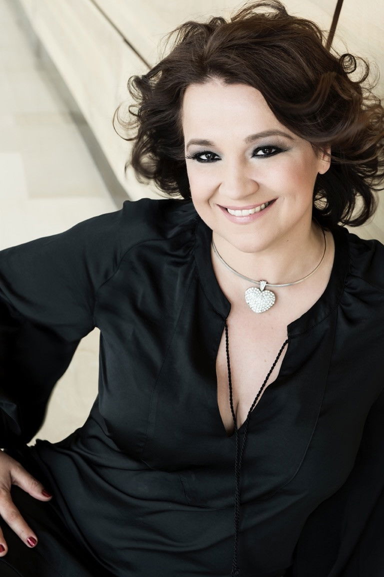 Erika Náray backdrop