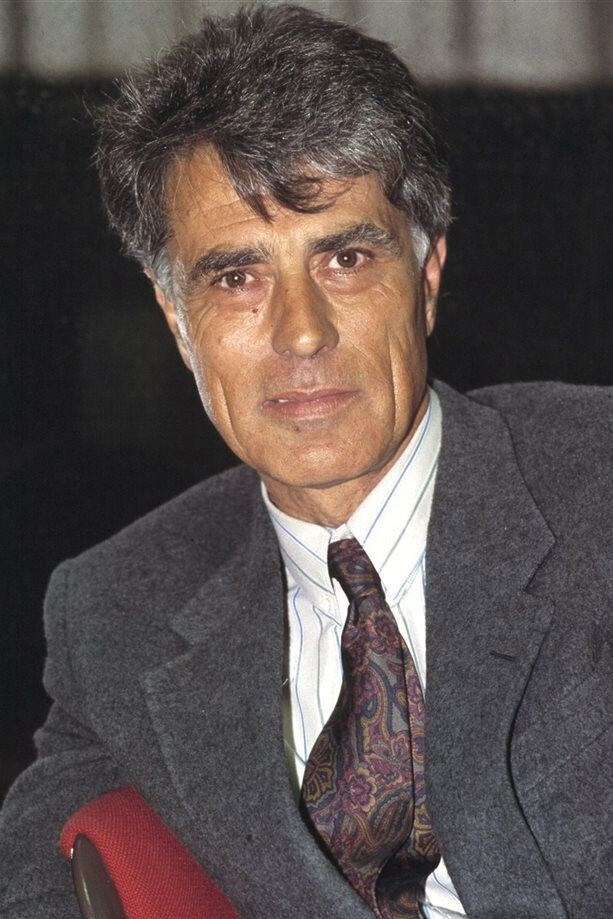 Jesús Hermida backdrop