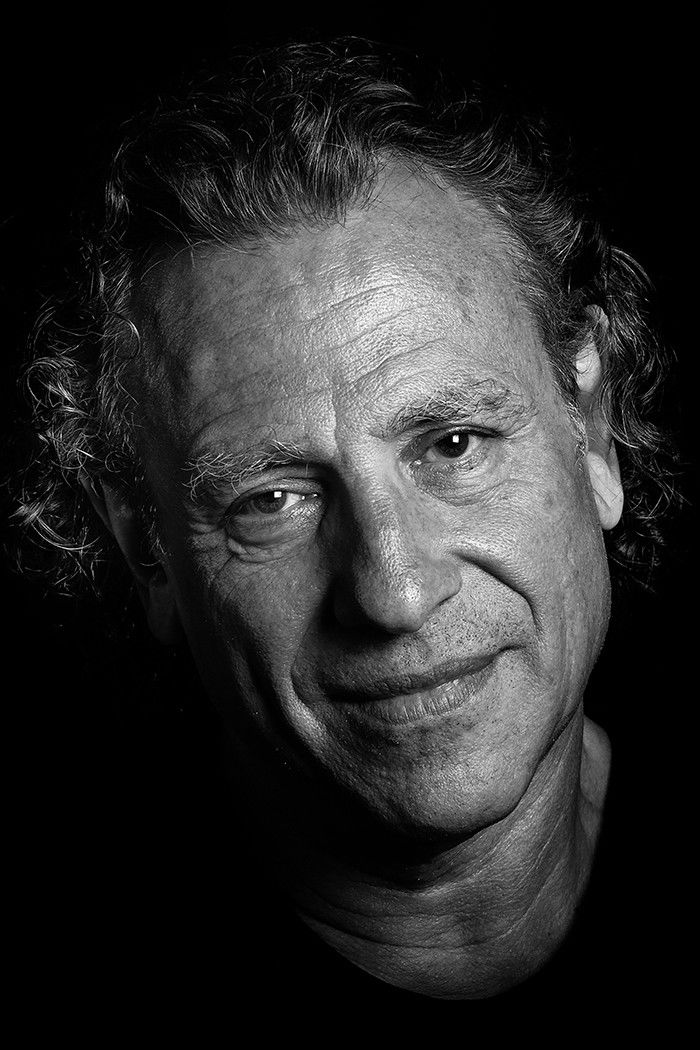 Enrique Simón backdrop