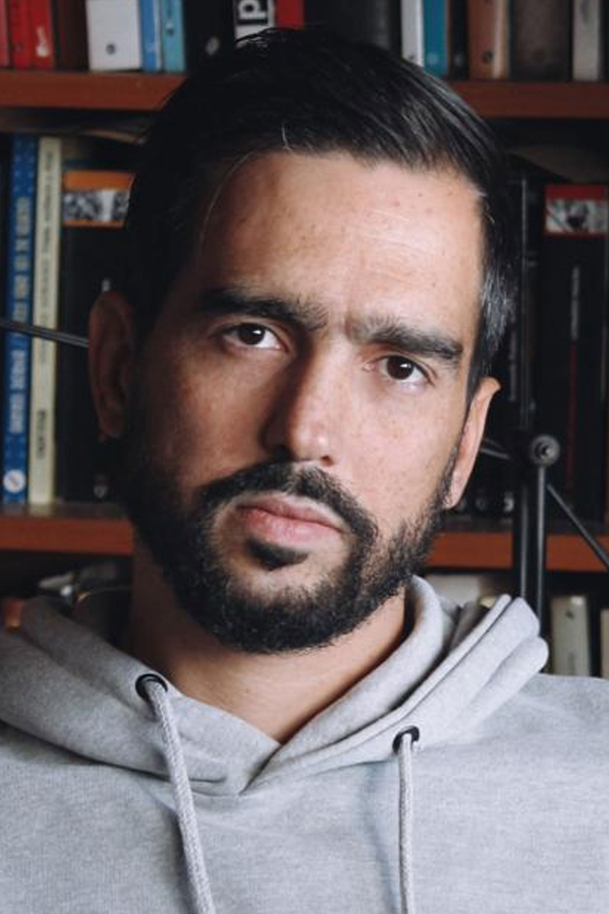 Tomás De Leone backdrop