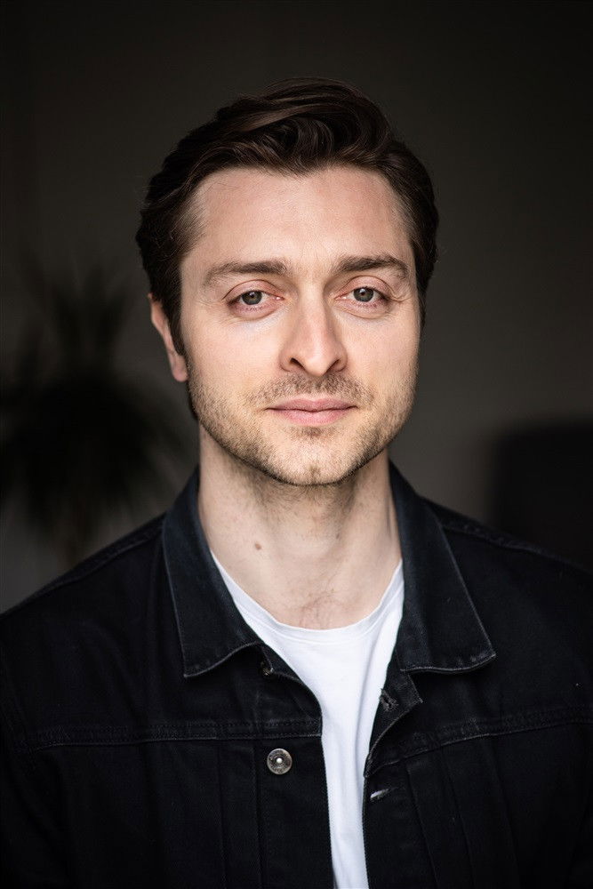 Simon Larvaron backdrop