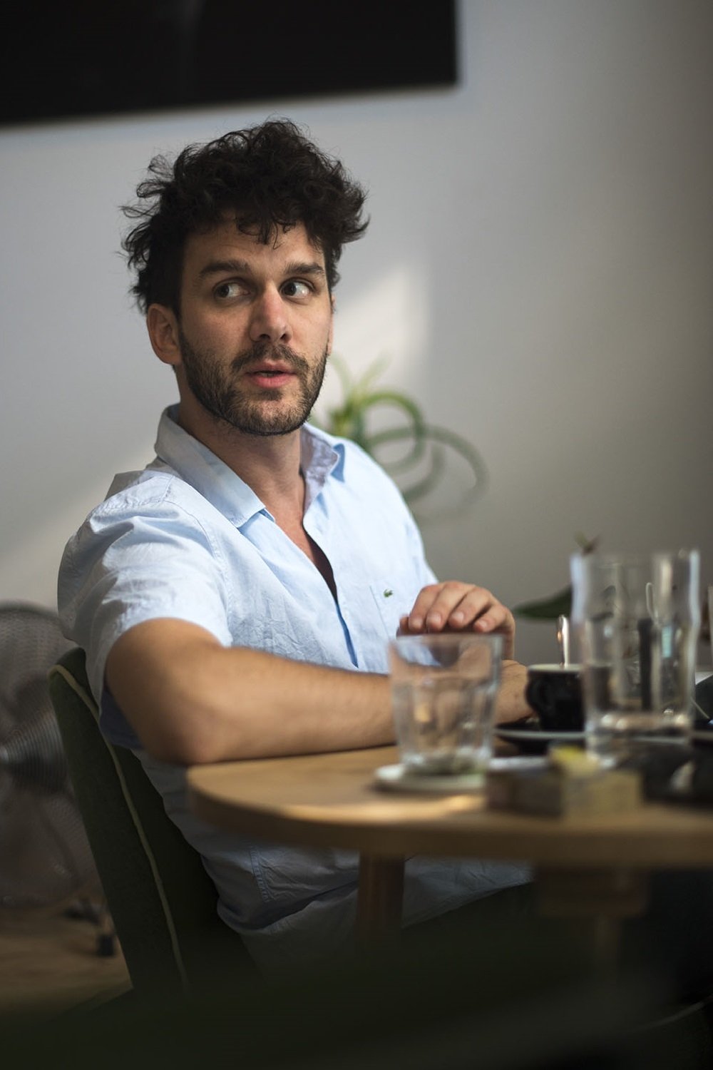 Igor Bezinović backdrop