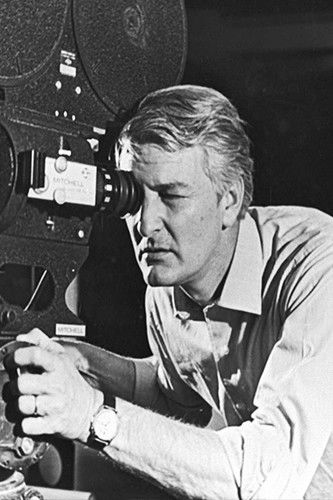 Alberto Isaac backdrop