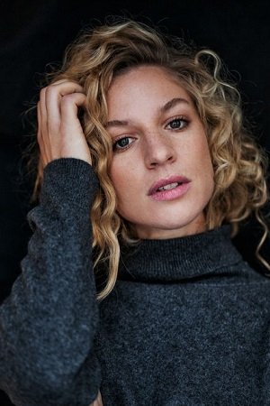 Laura Cuenca Serrano backdrop