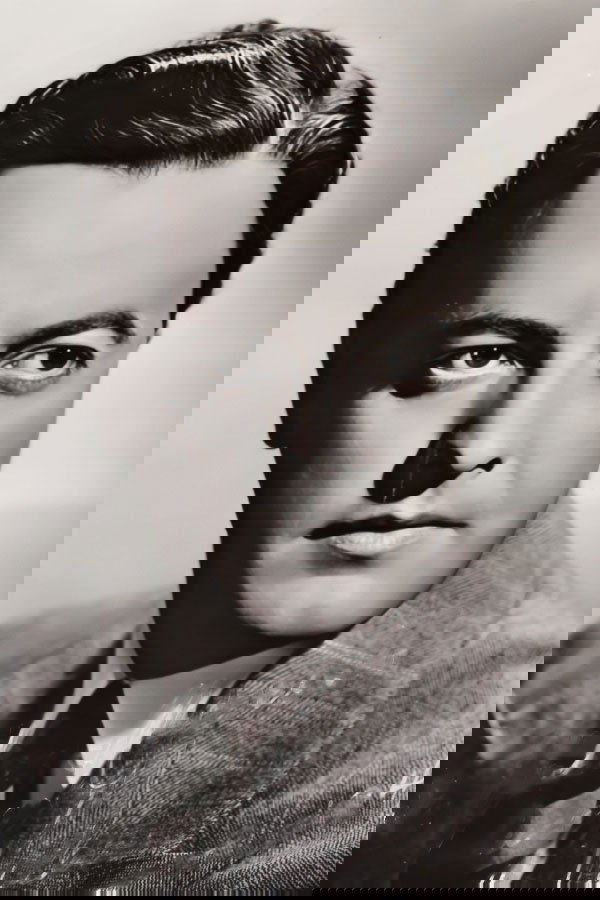 Alberto Vila backdrop