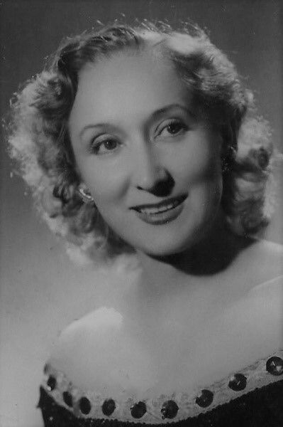 Mercedes Prendes backdrop