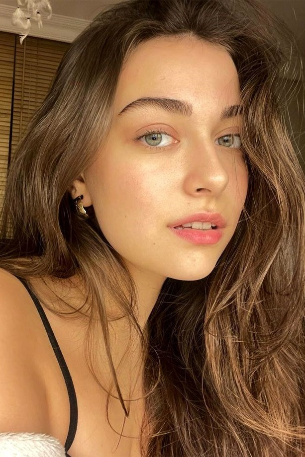 Çağla Naz Kargı backdrop