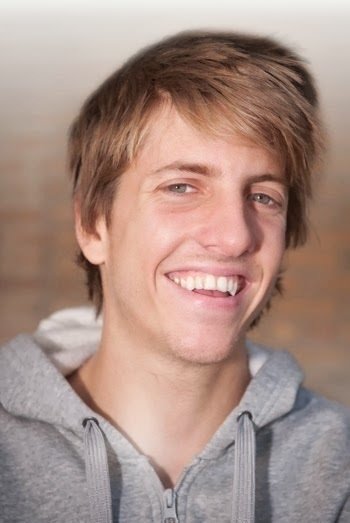 Aaron Homoki backdrop