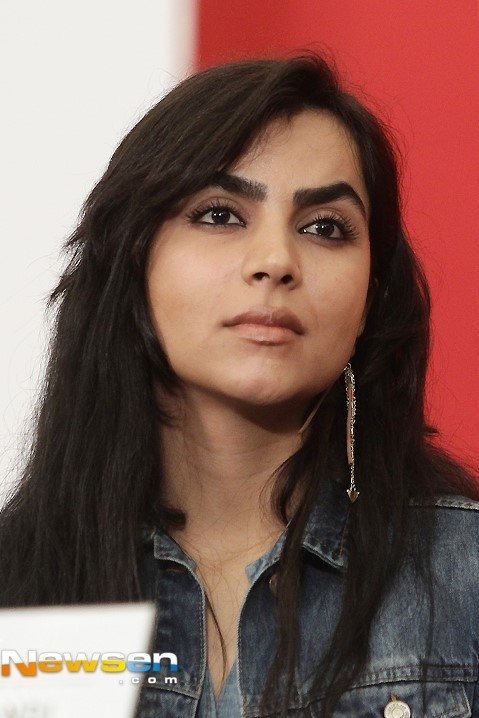 Diman Zandi backdrop