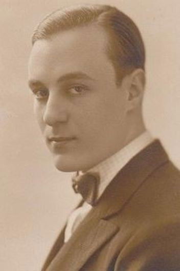 Ernesto Raquén backdrop