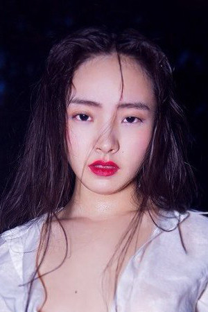 Chloe Maayan backdrop