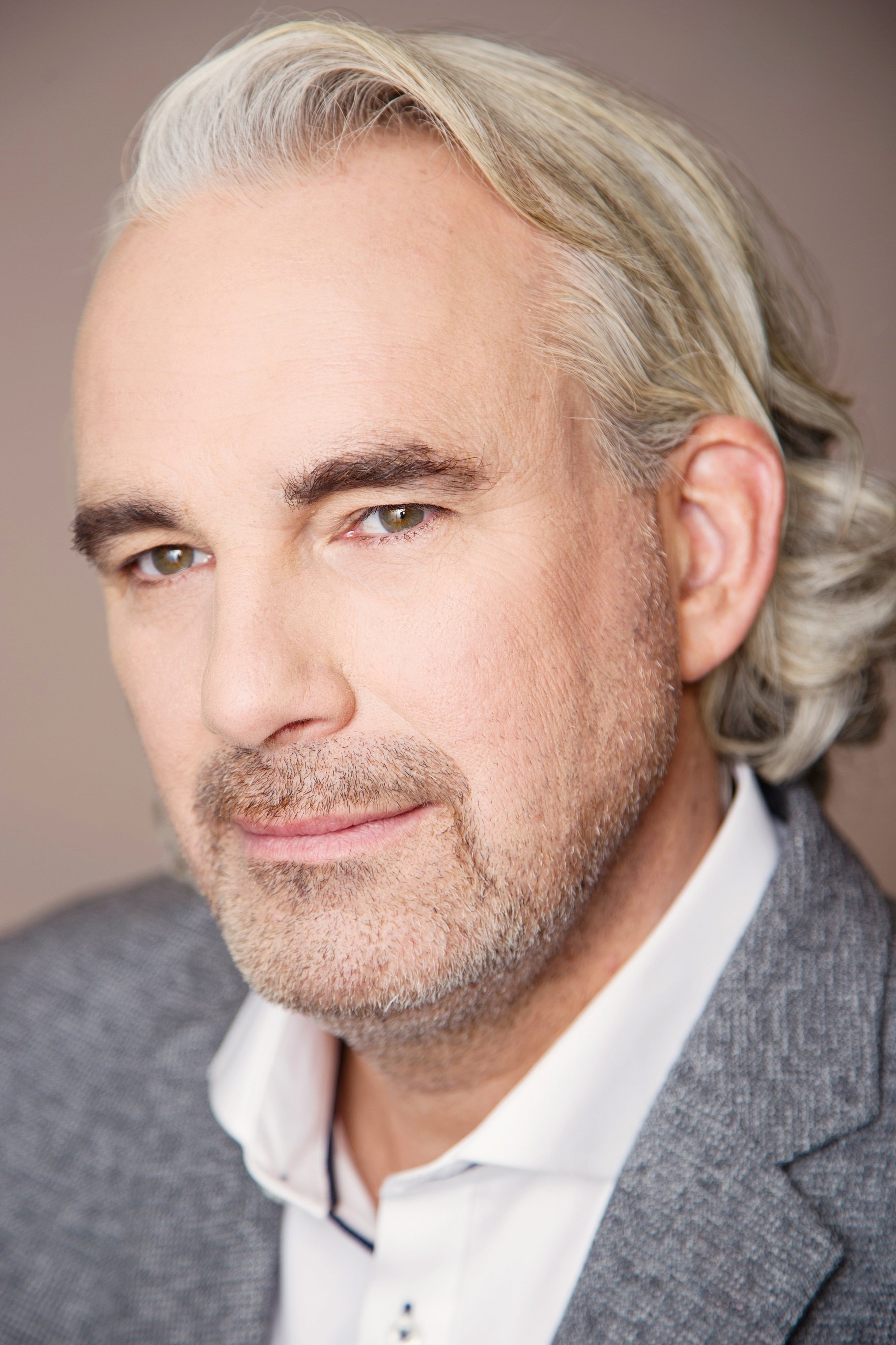 Michel Vallières backdrop