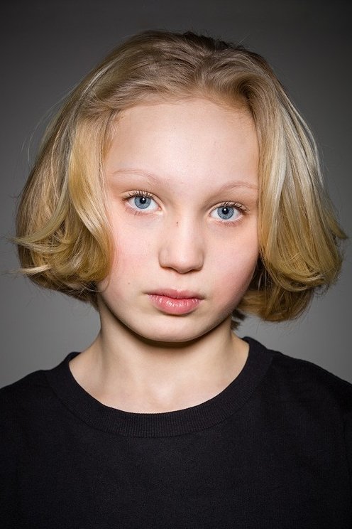 Helena Zengel backdrop