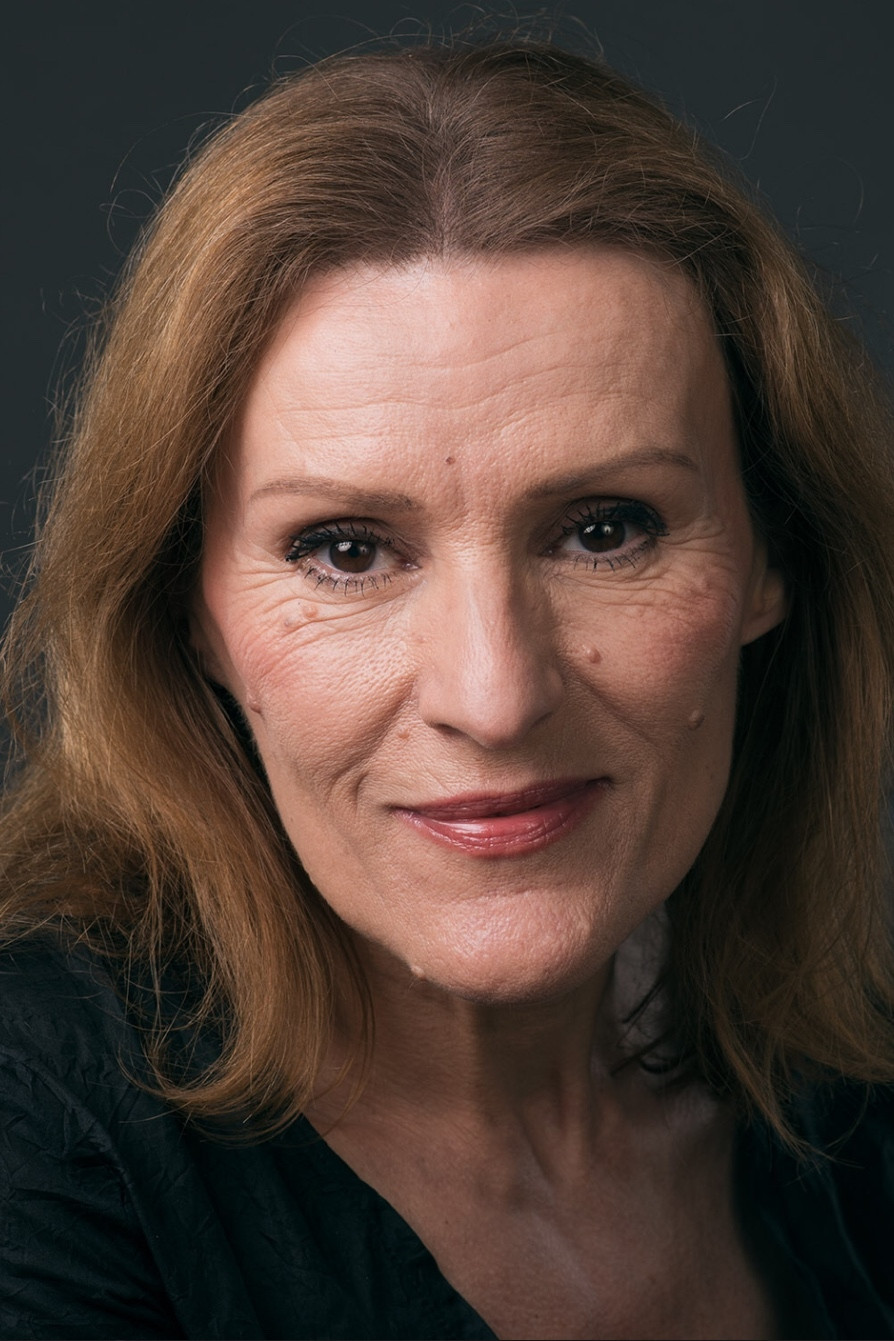 Emília Silvestre backdrop