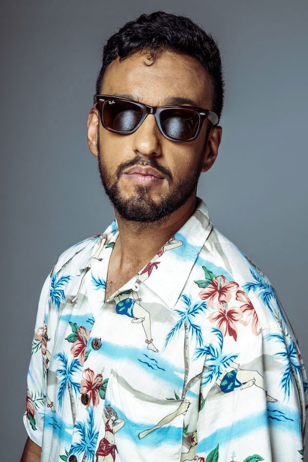 Andrés Farías backdrop