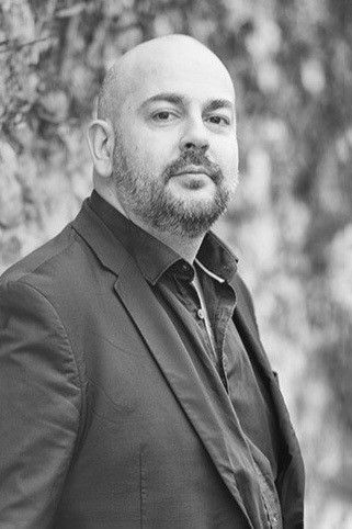 Laurian Daire backdrop