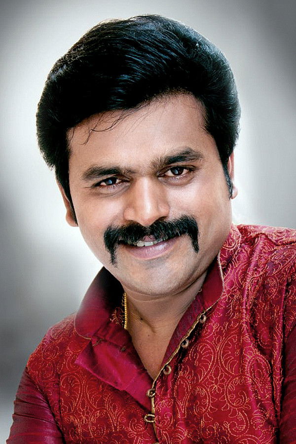 Sinoj Varghese: Sinox Varghesë backdrop