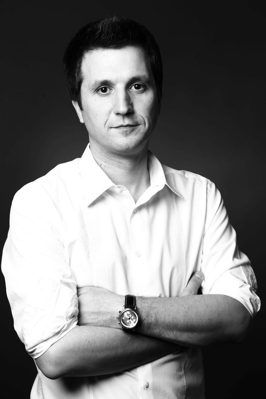 Andi Moisescu backdrop