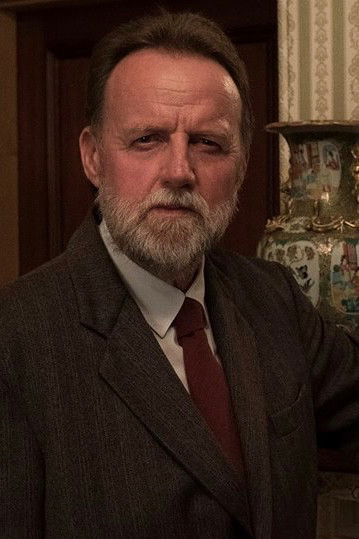 Ian McQueen backdrop