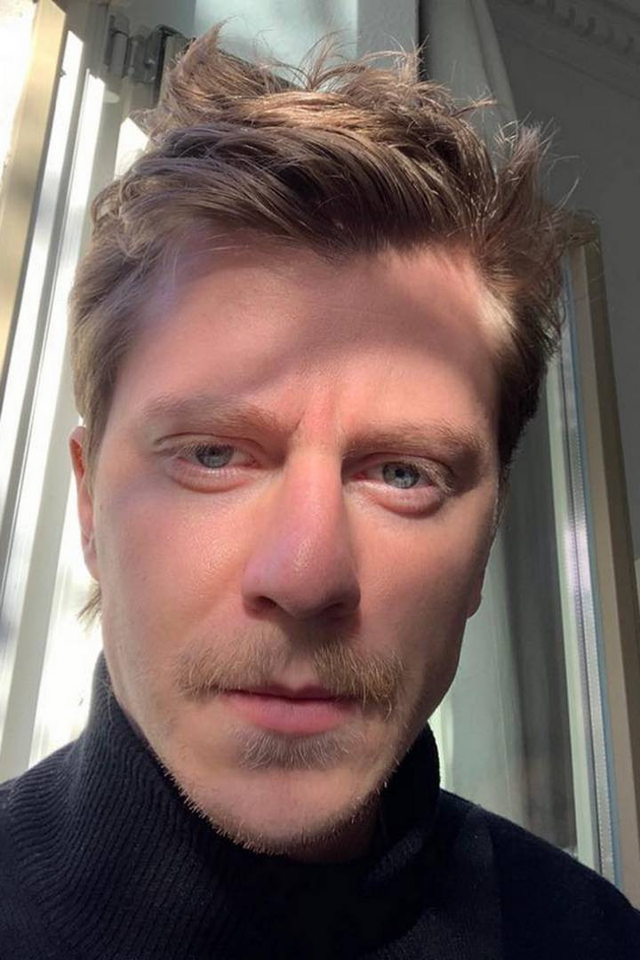 Gustavo Bertoni backdrop