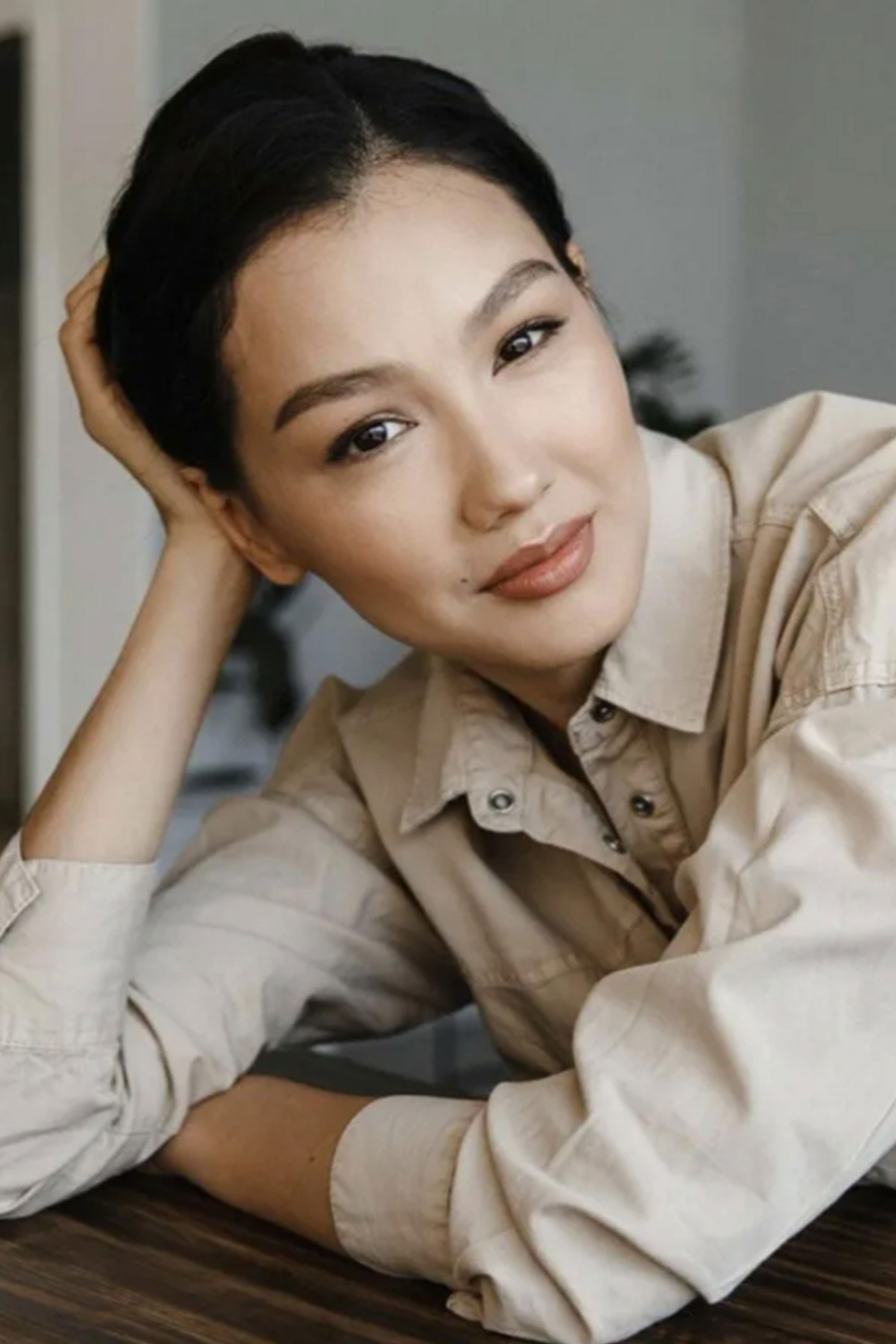 Aruzhan Dzhazilbekova backdrop